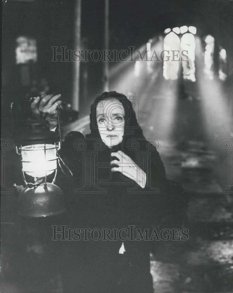 Press Photo Bette Davis in &quot;A Watcher in the Woods&quot; - Historic Images