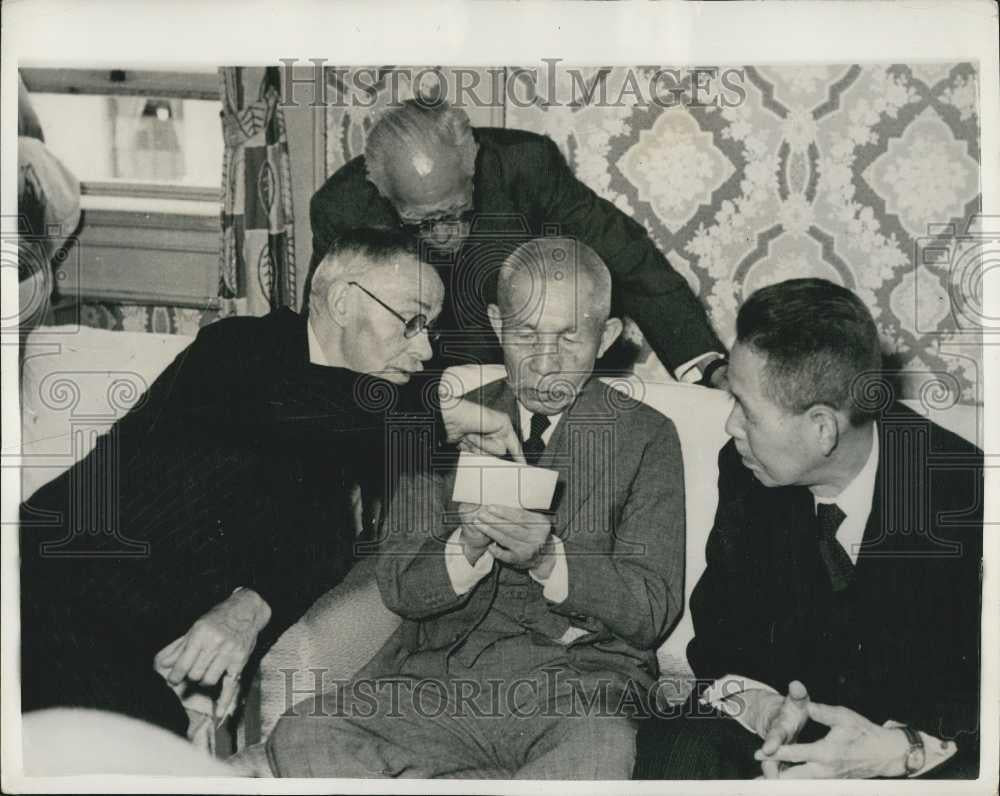 Press Photo Maj Gen Piggot With Photo Ex Gen Sadao Araki And Shunroko Hata - Historic Images