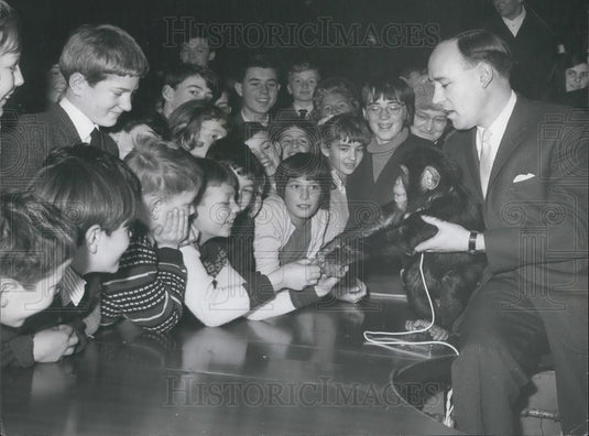 1964 Press Photo Zoological Society Curator Desmond Morris Giving Lecture - Historic Images