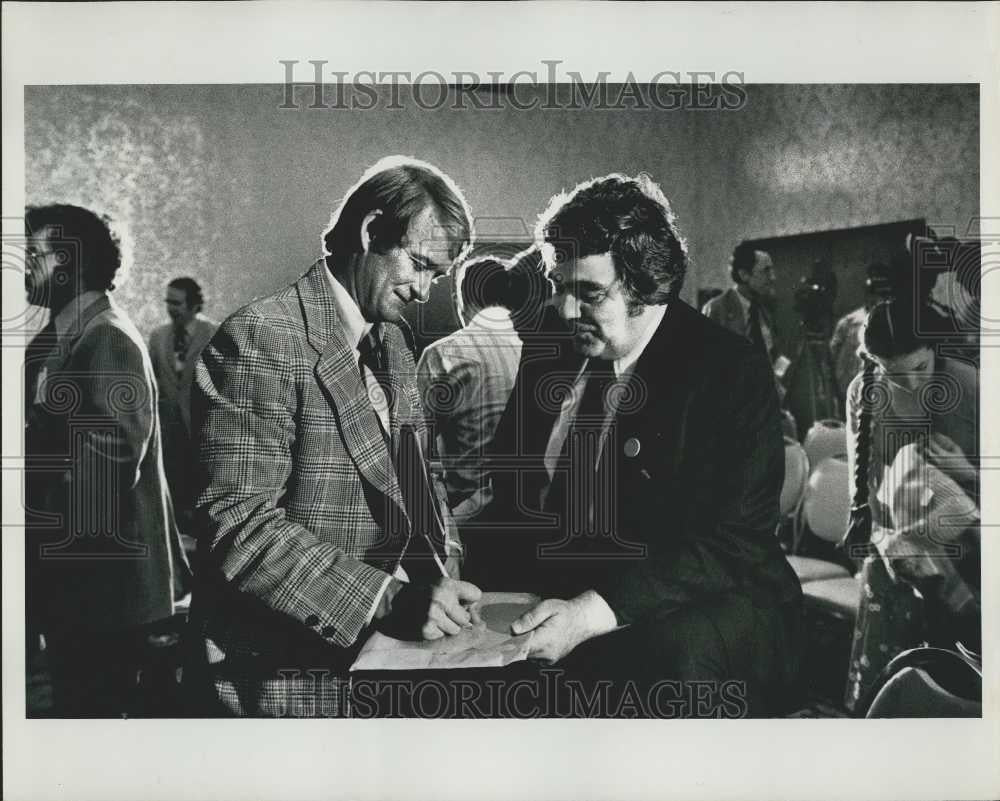 1976 Press Photo Press Secretary Jody Powell (L) and correspondent Jim Breslin - Historic Images