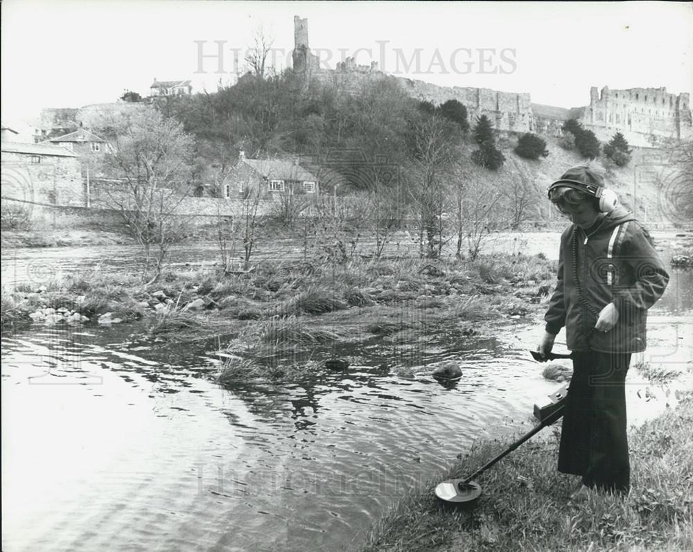 Press Photo Woman Using Metal Detector - Historic Images