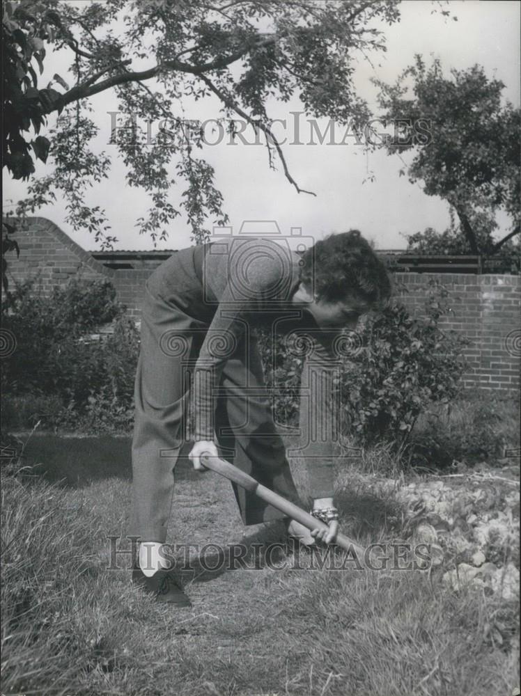 Press Photo Combine your slimming exercises with everyday tasks - Historic Images