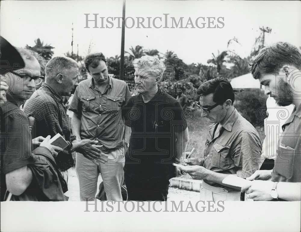 Press Photo Lord Hunt and his party meet with journalists - Historic Images