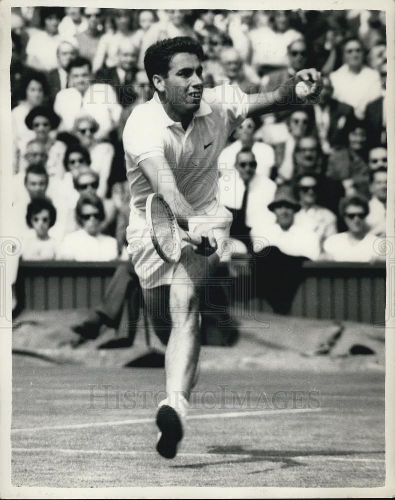 1963 Press Photo M. Santana (Spain) Vs C.Kuhnke (Germany).Wimbledon Champs - Historic Images