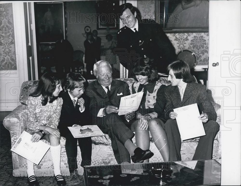 1972 Press Photo Prime Minister Edward Heath With Winners Of Help Police Contest - Historic Images