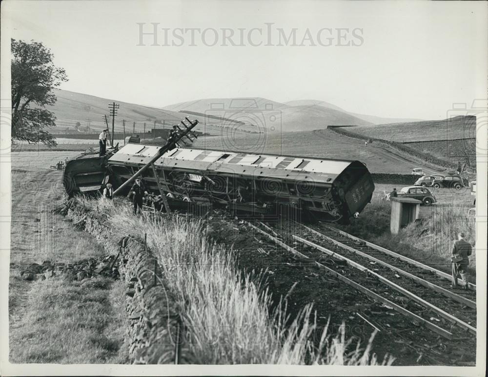 1953 Press Photo &quot;Royal Scot&quot; Derailed. Crash Near Glasgow - Historic Images