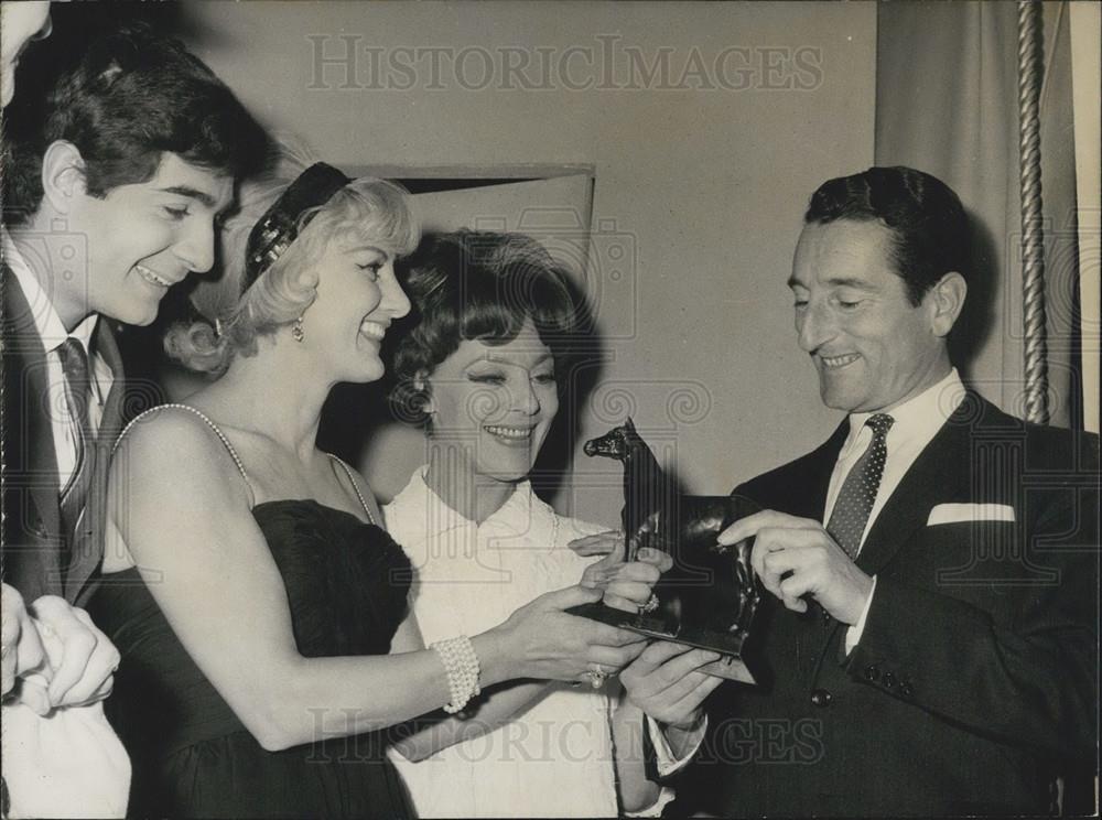 1964 Press Photo Claude Rollet Gaby Bruyere Yvonne Clech Jonqueres D'C ...