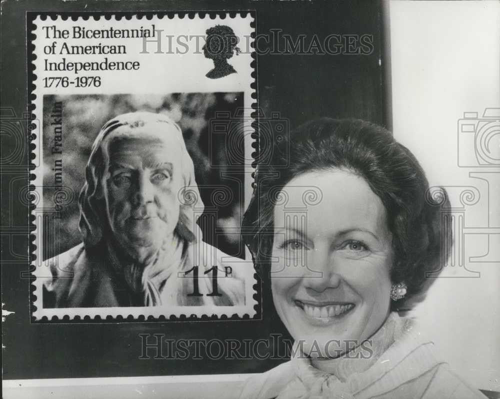 1976 Press Photo Mrs Anne Armstrong,copy of the special stamp at the Postal hdqt - Historic Images