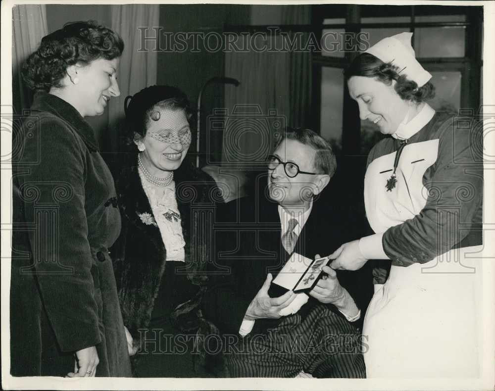 1954 Press Photo Orchestra Leader George Stratton Visits Palace - Historic Images