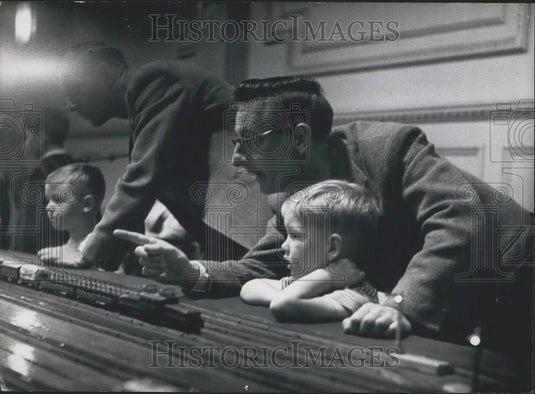 Press Photo Father Points Out Signalling System To Son Model Railway Exhibition - Historic Images