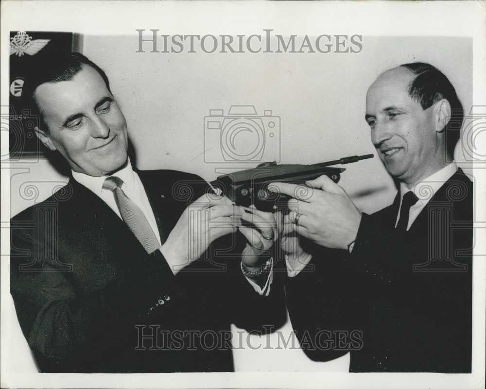 1963 Press Photo Engineer Sten Henstrom  &amp;Sven Berge with model tank - Historic Images