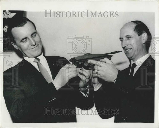 1963 Press Photo Engineer Sten Henstrom  &Sven Berge with model tank - Historic Images
