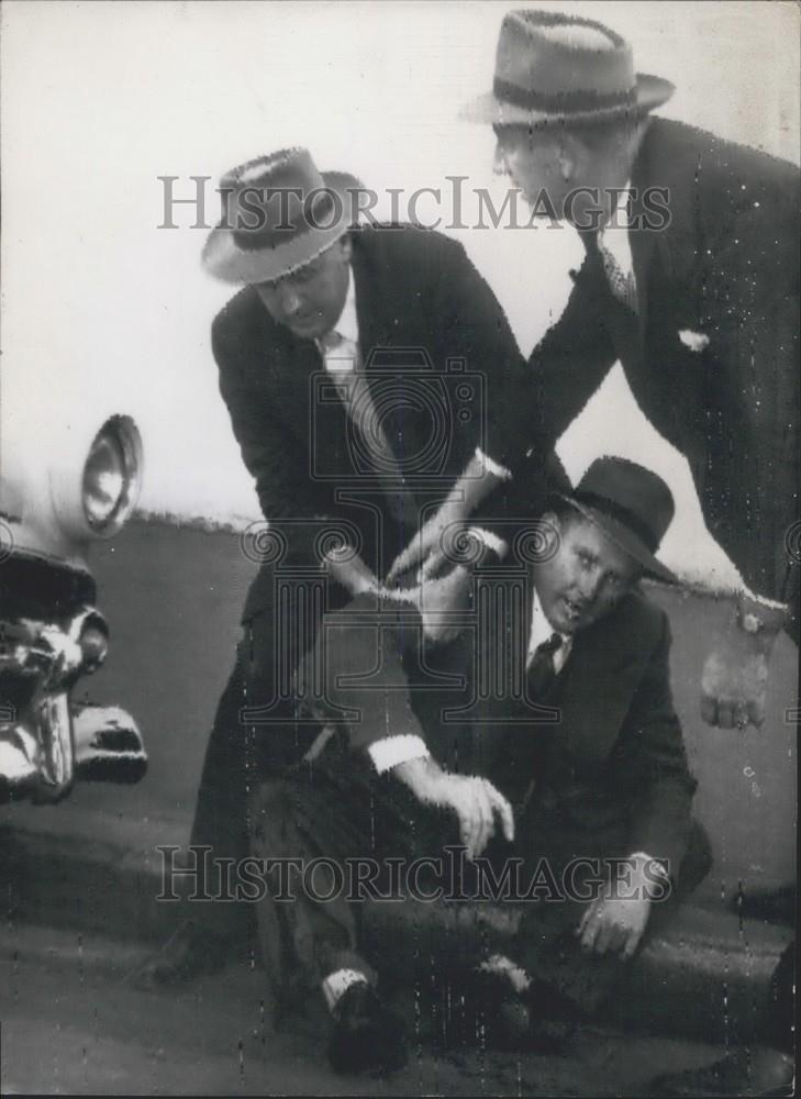 Press Photo Police at scene where shooting happened - Historic Images