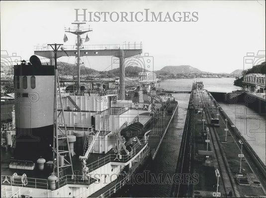 1972 Press Photo Panama Canal Lock: Panama City, Panama Ship Passing Through - Historic Images