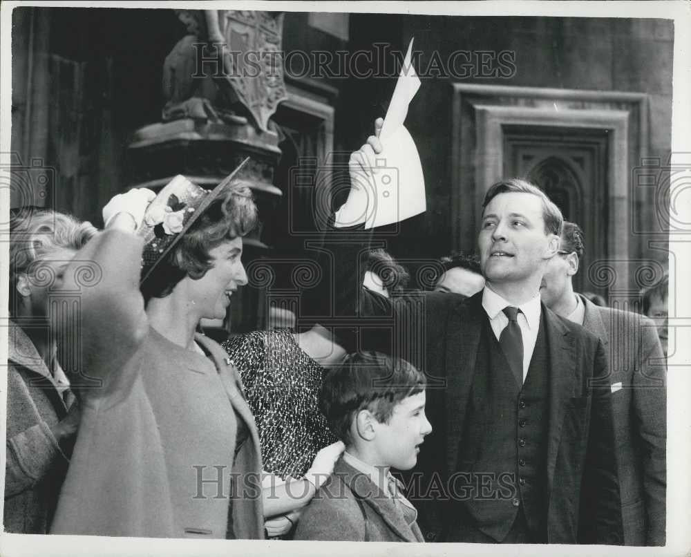 1961 Press Photo Anthony Wedgwood Been, pictured with his wife, Caroline - Historic Images