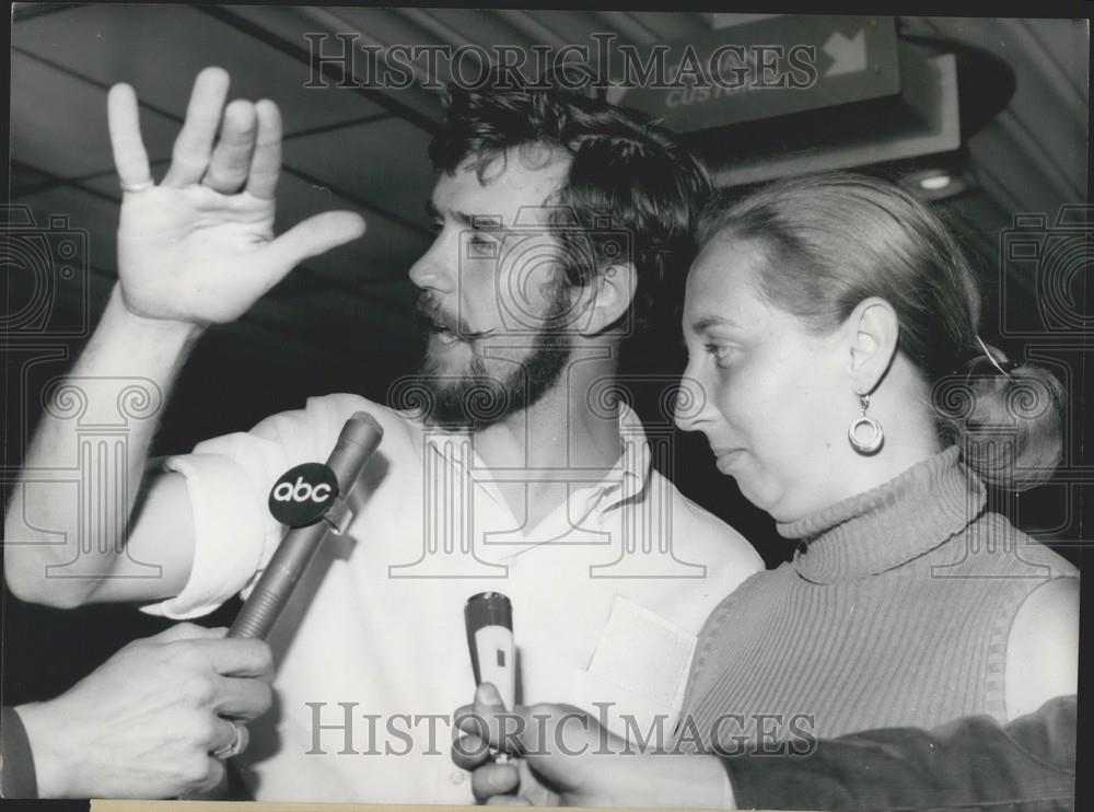 1968 Press Photo Released Passengers Of Hijacked Boeing Jet Being Interviewed - Historic Images