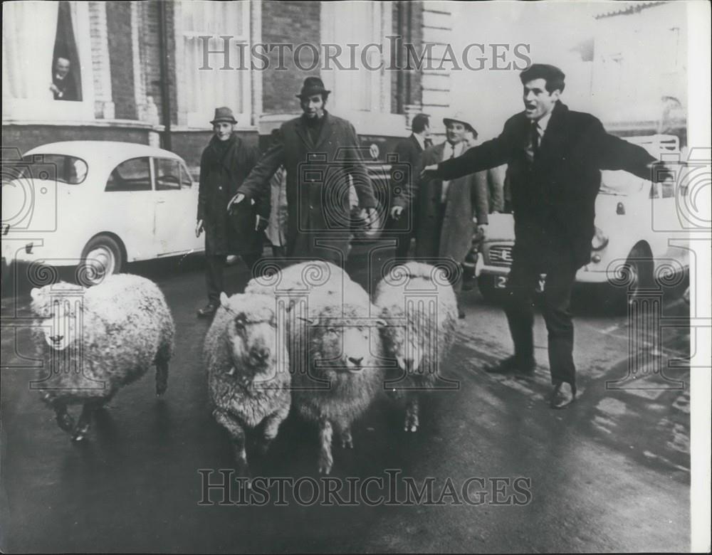 1970 Press Photo Devon Farmers, Protest, Exeter, Minister of Agriculture - Historic Images