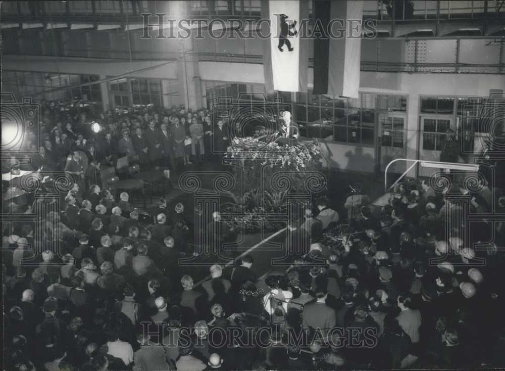 1962 Press Photo Heinrich Luebke Speaks o the Masses In Factory Hall - Historic Images
