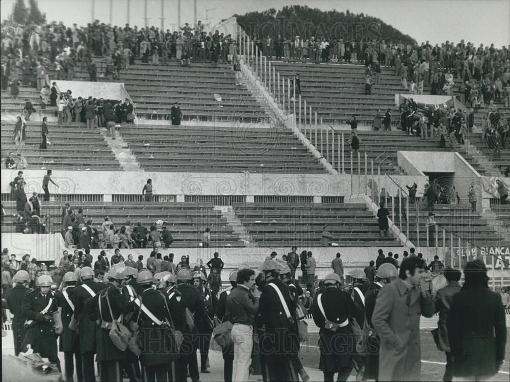 1975 Press Photo Serious riots happened at the Rome stadium - Historic Images