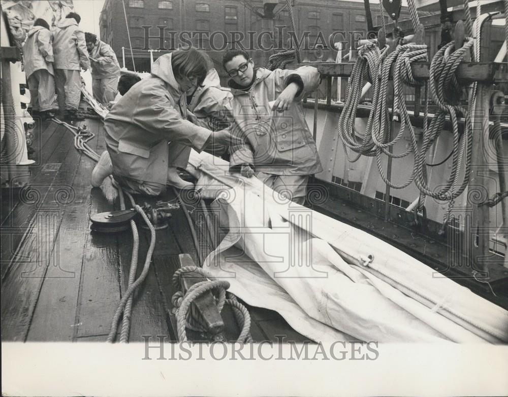 1968 Press Photo The Schooner Malcolm Miller heads down the Thames with 39 girls - Historic Images