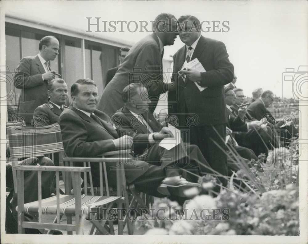 1960 Press Photo German Defense Minister Visits Farnborough Air Show - Historic Images