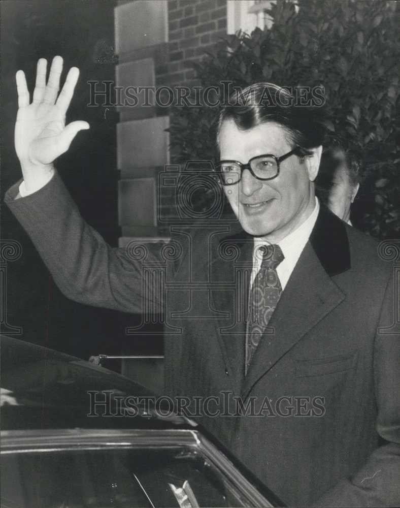 1976 Press Photo US Ambassador To Britain Elliot Richardson Leaves For Home - Historic Images