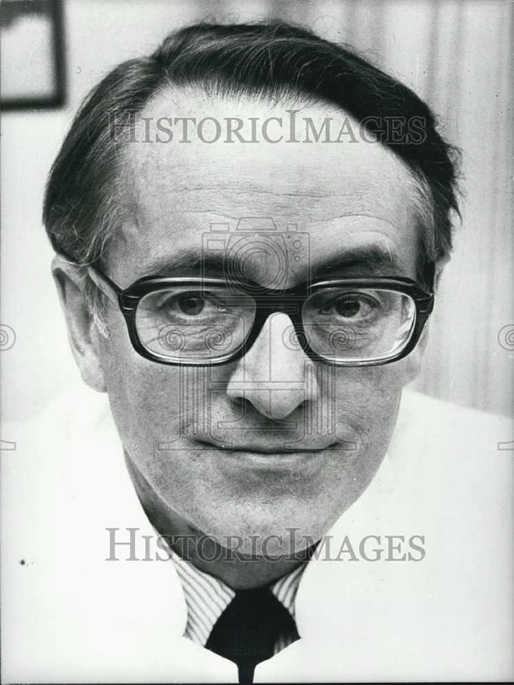 1972 Press Photo Dr Viggo Faber Cures Child With Bone Marrow Transplant 1st Time - Historic Images