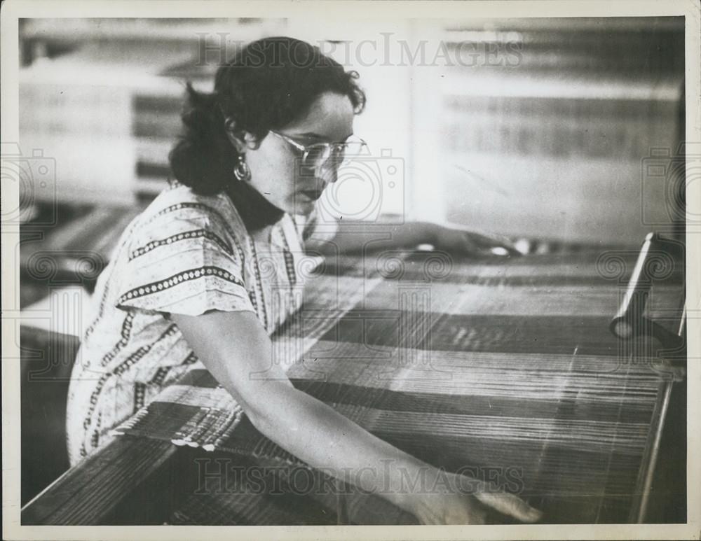 Press Photo Jail without Fences Prisoner Weaves Rug - Historic Images