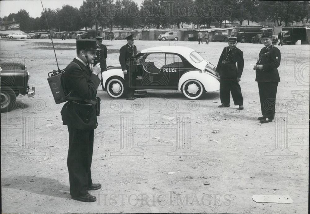 Press Photo Police raid flea market in Paris - Historic Images