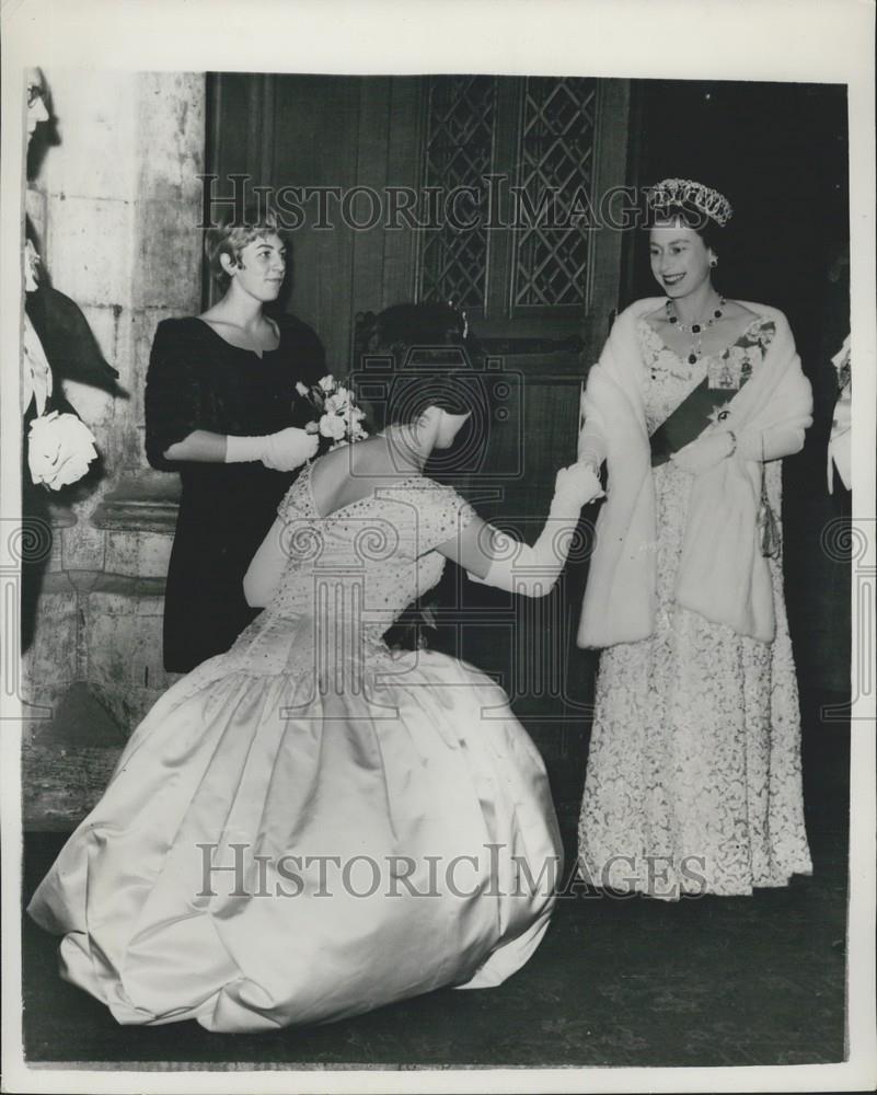 1961 Press Photo Bouquet for the Queen - Historic Images