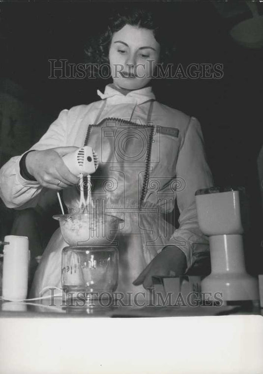 1955 Press Photo Electric Whipper Paris Household Arts Show - Historic Images