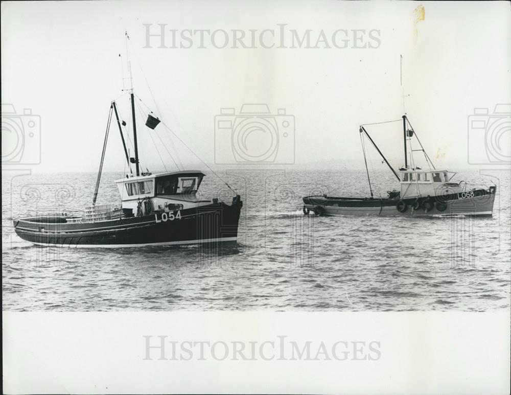 Press Photo  Fishermen heading back to the docs at the end of the day - Historic Images