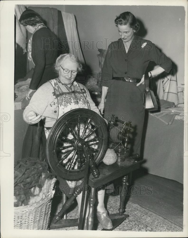 1953 Press Photo Margaret MacDonald Spinster London Exhibition Highland Home - Historic Images