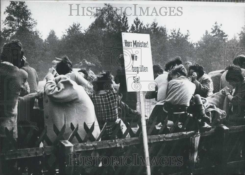 1960 Press Photo Crowds Come to Welcome Minister of Defense Franz Josef Strauss - Historic Images