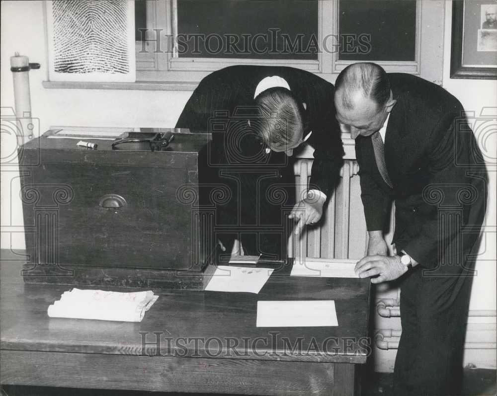 1960 Press Photo Prince Philip has his Fingerprints taken at New Scotland Yard - Historic Images