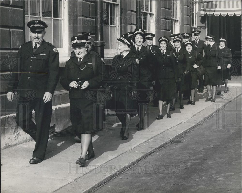 1965 Press Photo London&#39;s 1st female Traffic Cops March Down Street - Historic Images