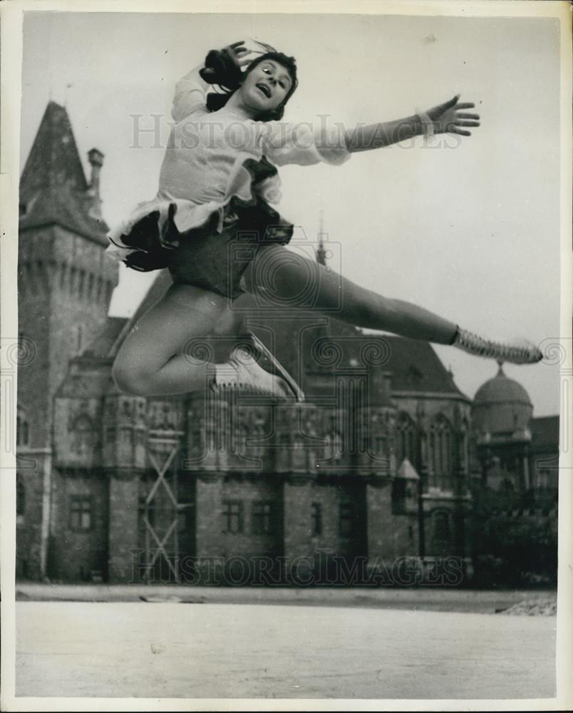 1958 Press Photo Eva Csema the Hungarian Skating Star is Leaping - Historic Images
