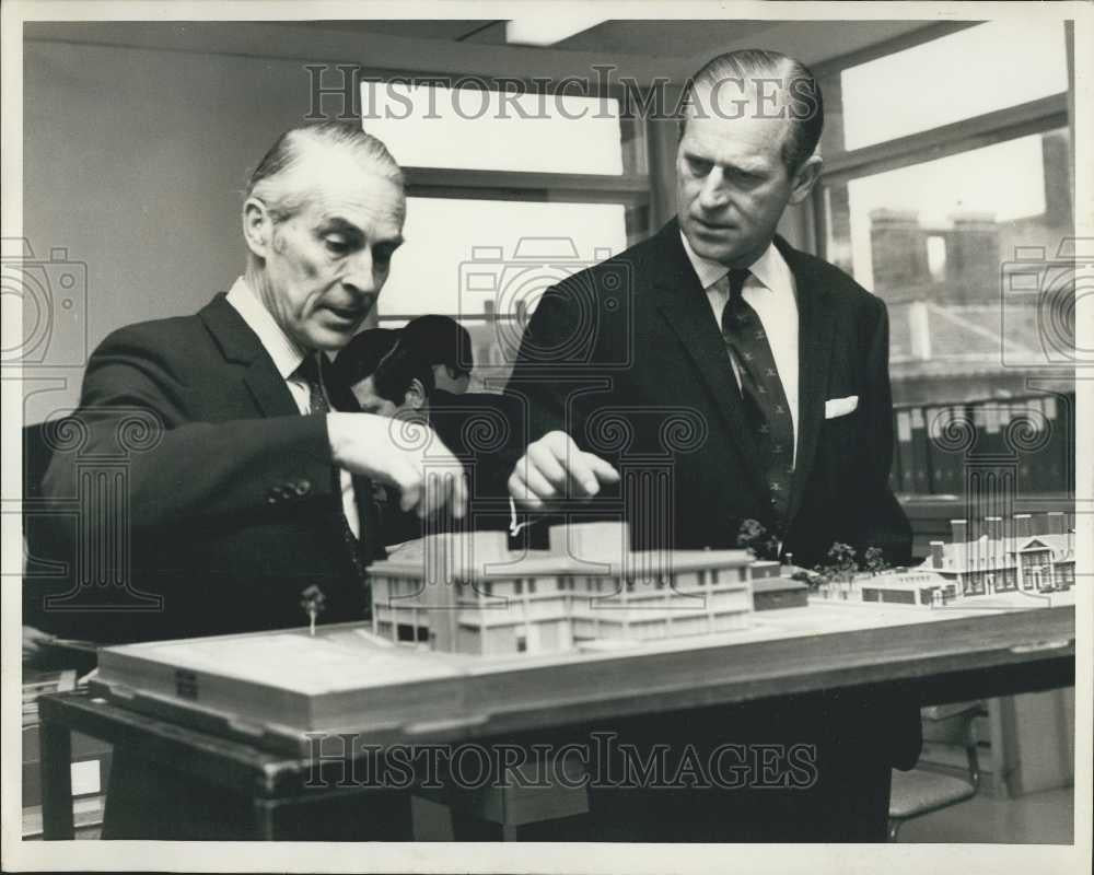 1970 Press Photo Duke of Edinburgh visits the National Army Museum - Historic Images