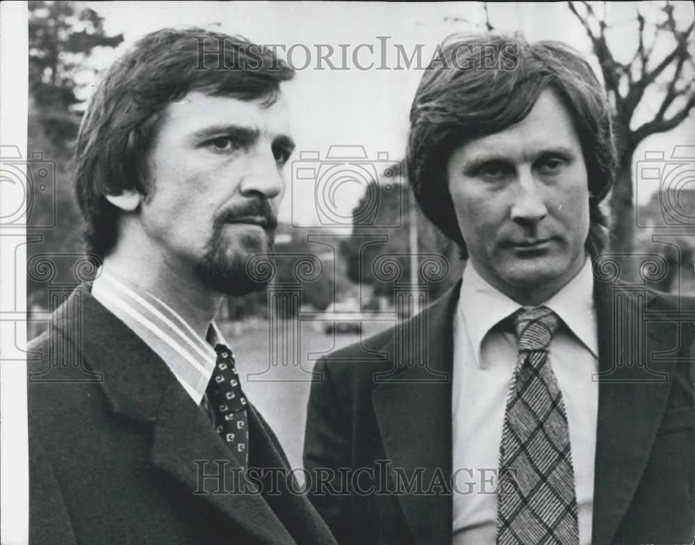 1976 Press Photo . Roger Courtiour (left) and. Barry Penrose author - Historic Images