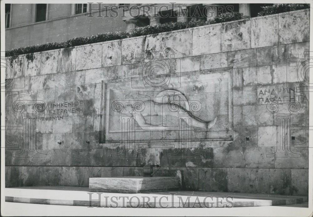 Press Photo Monument of the Unknown Soldier in Athens-Parliament of Greece - Historic Images