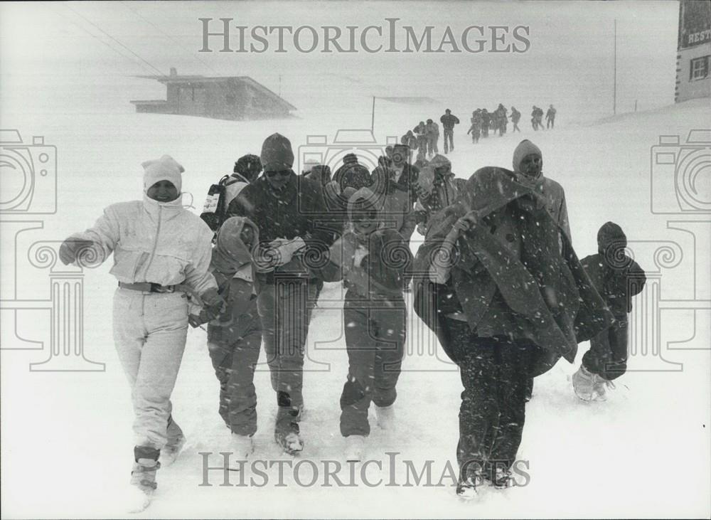 1990 Press Photo Switzerland,people out in heavy snowstorm - Historic Images