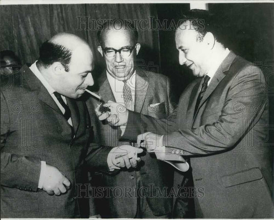Press Photo Mr. Klirides Lights Mr. Dektas Cigarette In Athens - Historic Images