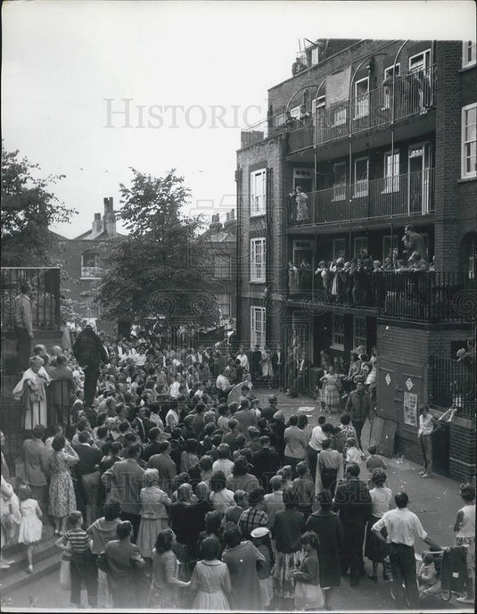 1960 Press Photo Rent Rebel Man Barricades Flat Against Bailiffs Crowd - Historic Images