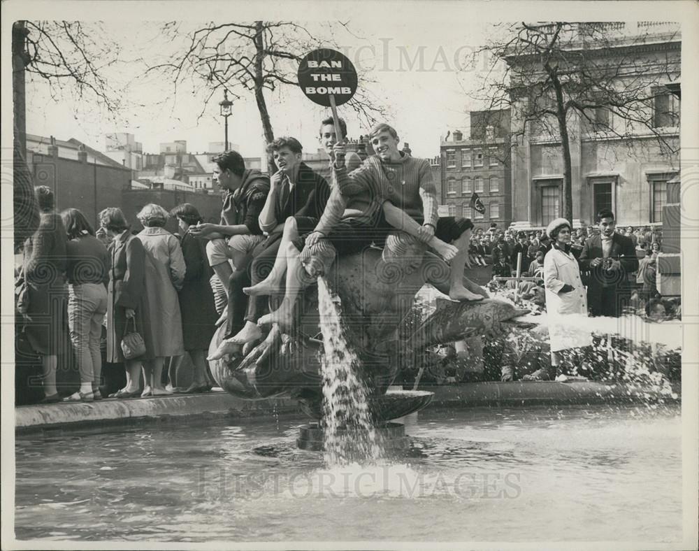 1960 Press Photo End of the Anti-Nuclear March.: - Historic Images