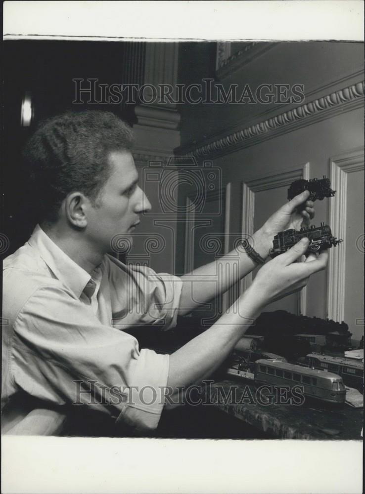 Press Photo of technician Heinz Flugge with model train railway system - Historic Images