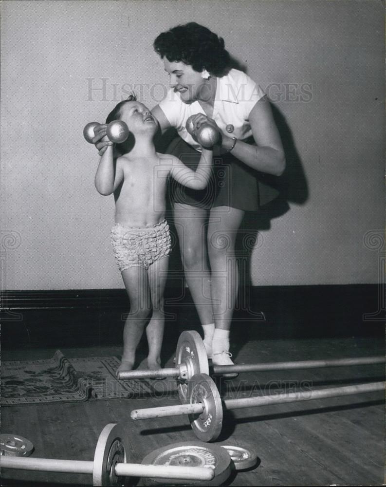 Press Photo Little Michael &amp; mother,Jean Leamey  handling dumb-bells, - Historic Images