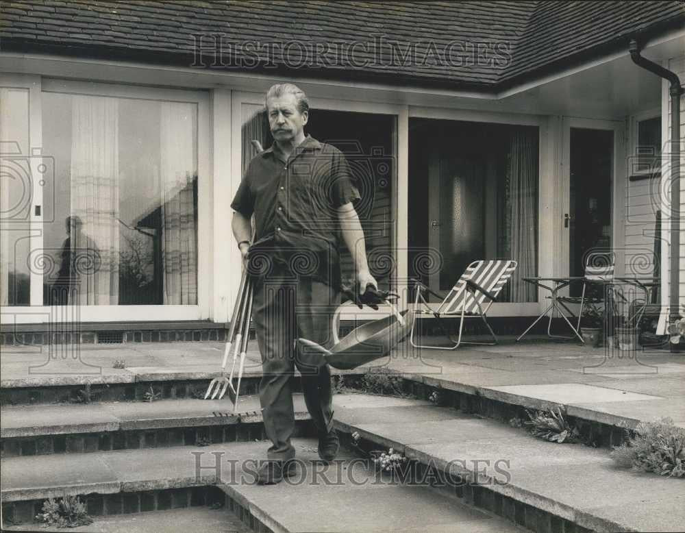 1967 Press Photo Colonel Leslie Lohan After He Resignation - Historic Images