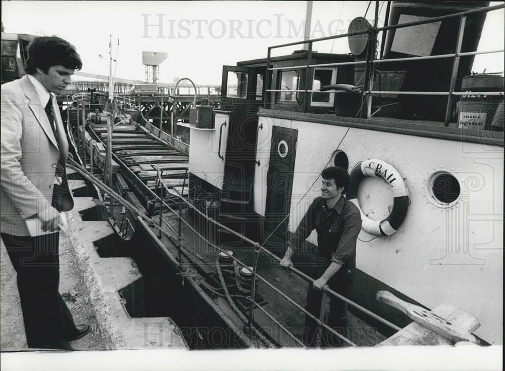 1977 Press Photo Custom Man Searching Merchant Ship Crail Illicit Cargo - Historic Images