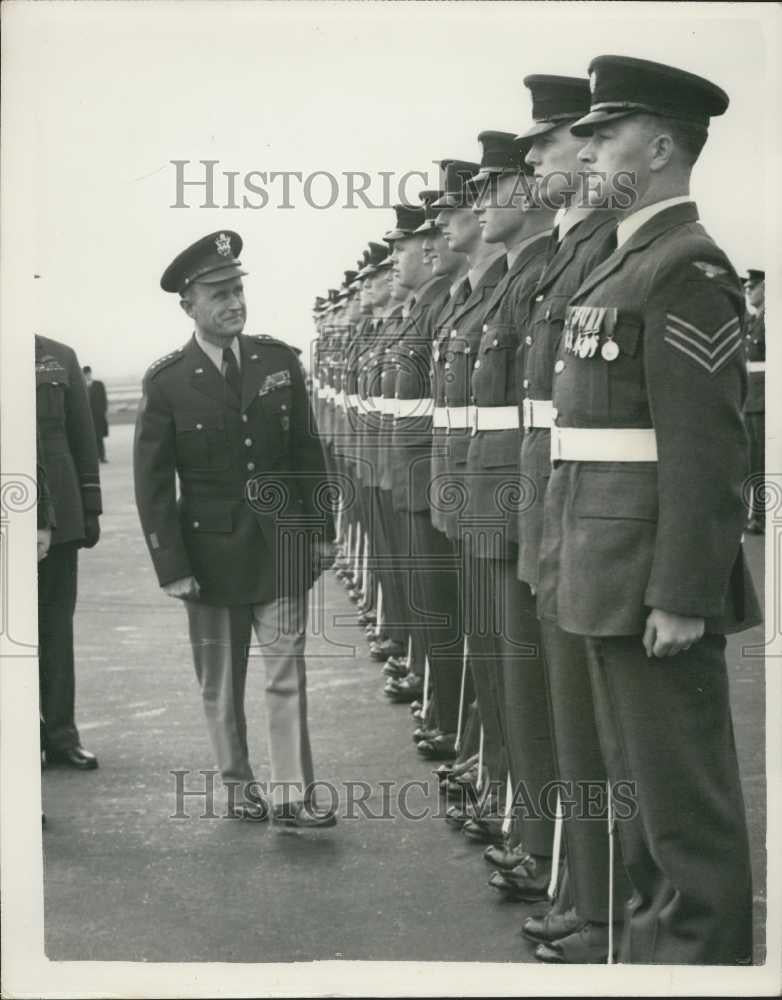 1954 Press Photo Gen. Gruenther Arrive in London &amp; Inspects Guard of Honor - Historic Images