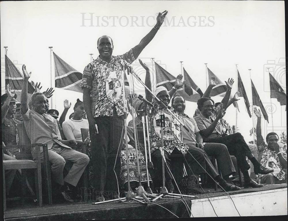 1974 Press Photo President Kaunda paying tribute to TANU during the 20th Anniver - Historic Images